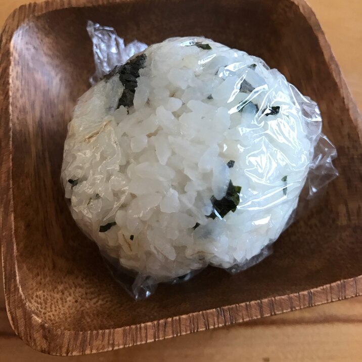 粉チーズ入り豆腐クリーム入りのわかめおむすび